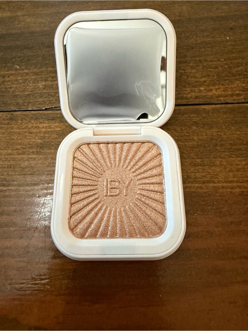 Radiant Glow Hilite Powder - Picture 3 of 5